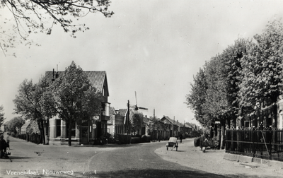 14740 Gezicht in de Nieuweweg met bebouwing en loofbomen te Veenendaal uit het zuidoosten; met links de ingang van de ...